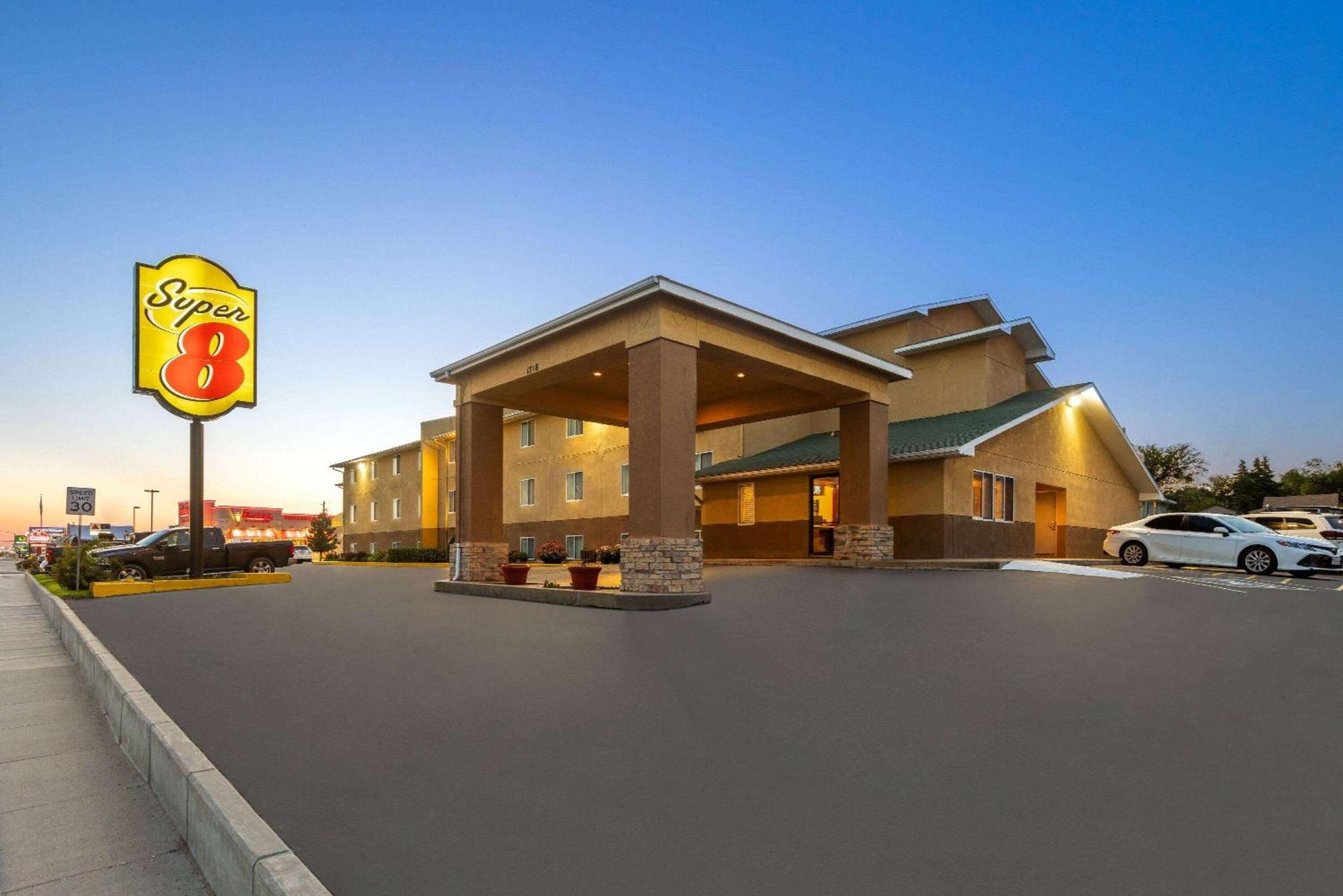 Super 8 By Wyndham Dodge City Motel Exterior foto