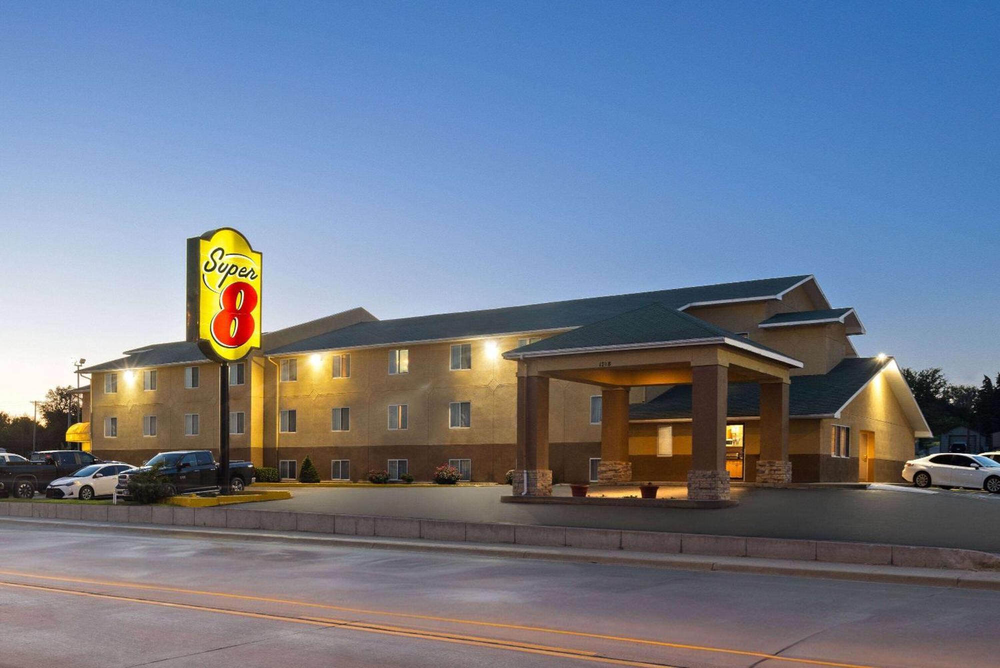 Super 8 By Wyndham Dodge City Motel Exterior foto